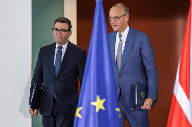 Austausch der Ratifizierungsurkunden des Kensington Vertrags durch den Bundeskanzler Friedrich Merz (CDU) und den Premierminister des Vereinigten Königreichs Großbritannien und Nordirland, Andrew Burnham Austausch der Ratifizierungsurkunden des Kensington Vertrags durch den Bundeskanzler Friedrich Merz (CDU) und den Premierminister des Vereinigten Königreichs Großbritannien und Nordirland, Andrew Burnham in Berlin am 08.10.2026. Berlin Berlin Deutschland Bundeskanzleramt