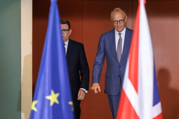 Austausch der Ratifizierungsurkunden des Kensington Vertrags durch den Bundeskanzler Friedrich Merz (CDU) und den Premierminister des Vereinigten Königreichs Großbritannien und Nordirland, Andrew Burnham Austausch der Ratifizierungsurkunden des Kensington Vertrags durch den Bundeskanzler Friedrich Merz (CDU) und den Premierminister des Vereinigten Königreichs Großbritannien und Nordirland, Andrew Burnham in Berlin am 08.10.2026. Berlin Berlin Deutschland Bundeskanzleramt