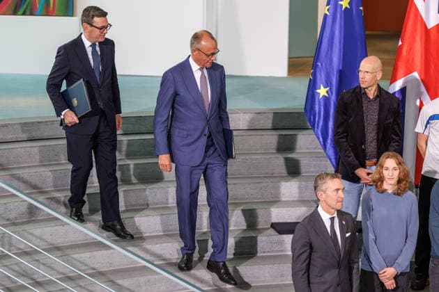 Austausch der Ratifizierungsurkunden des Kensington Vertrags durch den Bundeskanzler Friedrich Merz (CDU) und den Premierminister des Vereinigten Königreichs Großbritannien und Nordirland, Andrew Burnham Austausch der Ratifizierungsurkunden des Kensington Vertrags durch den Bundeskanzler Friedrich Merz (CDU) und den Premierminister des Vereinigten Königreichs Großbritannien und Nordirland, Andrew Burnham in Berlin am 08.10.2026. Berlin Berlin Deutschland Bundeskanzleramt