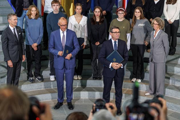 Austausch der Ratifizierungsurkunden des Kensington Vertrags durch den Bundeskanzler Friedrich Merz (CDU) und den Premierminister des Vereinigten Königreichs Großbritannien und Nordirland, Andrew Burnham Austausch der Ratifizierungsurkunden des Kensington Vertrags durch den Bundeskanzler Friedrich Merz (CDU) und den Premierminister des Vereinigten Königreichs Großbritannien und Nordirland, Andrew Burnham in Berlin am 08.10.2026. Berlin Berlin Deutschland Bundeskanzleramt
