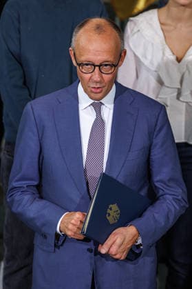 Austausch der Ratifizierungsurkunden des Kensington Vertrags durch den Bundeskanzler Friedrich Merz (CDU) und den Premierminister des Vereinigten Königreichs Großbritannien und Nordirland, Andrew Burnham Austausch der Ratifizierungsurkunden des Kensington Vertrags durch den Bundeskanzler Friedrich Merz (CDU) und den Premierminister des Vereinigten Königreichs Großbritannien und Nordirland, Andrew Burnham in Berlin am 08.10.2026. Berlin Berlin Deutschland Bundeskanzleramt