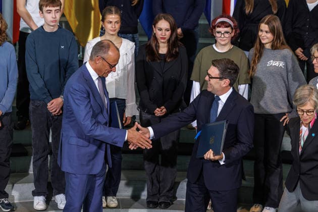 Austausch der Ratifizierungsurkunden des Kensington Vertrags durch den Bundeskanzler Friedrich Merz (CDU) und den Premierminister des Vereinigten Königreichs Großbritannien und Nordirland, Andrew Burnham Austausch der Ratifizierungsurkunden des Kensington Vertrags durch den Bundeskanzler Friedrich Merz (CDU) und den Premierminister des Vereinigten Königreichs Großbritannien und Nordirland, Andrew Burnham in Berlin am 08.10.2026. Berlin Berlin Deutschland Bundeskanzleramt