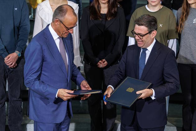 Austausch der Ratifizierungsurkunden des Kensington Vertrags durch den Bundeskanzler Friedrich Merz (CDU) und den Premierminister des Vereinigten Königreichs Großbritannien und Nordirland, Andrew Burnham Austausch der Ratifizierungsurkunden des Kensington Vertrags durch den Bundeskanzler Friedrich Merz (CDU) und den Premierminister des Vereinigten Königreichs Großbritannien und Nordirland, Andrew Burnham in Berlin am 08.10.2026. Berlin Berlin Deutschland Bundeskanzleramt