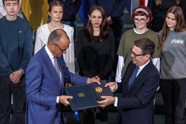 Austausch der Ratifizierungsurkunden des Kensington Vertrags durch den Bundeskanzler Friedrich Merz (CDU) und den Premierminister des Vereinigten Königreichs Großbritannien und Nordirland, Andrew Burnham Austausch der Ratifizierungsurkunden des Kensington Vertrags durch den Bundeskanzler Friedrich Merz (CDU) und den Premierminister des Vereinigten Königreichs Großbritannien und Nordirland, Andrew Burnham in Berlin am 08.10.2026. Berlin Berlin Deutschland Bundeskanzleramt