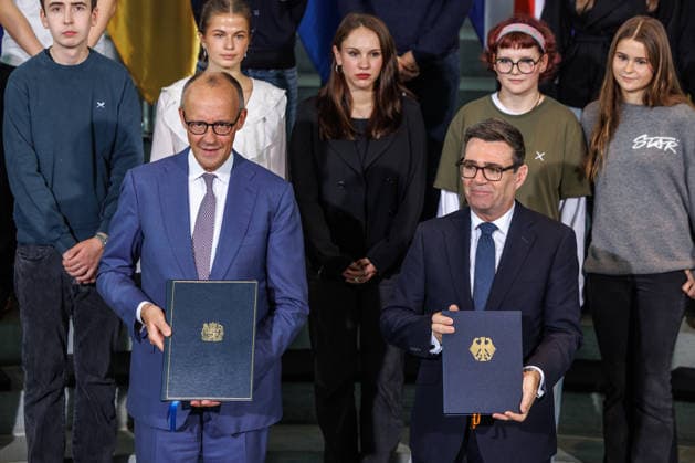 Austausch der Ratifizierungsurkunden des Kensington Vertrags durch den Bundeskanzler Friedrich Merz (CDU) und den Premierminister des Vereinigten Königreichs Großbritannien und Nordirland, Andrew Burnham Austausch der Ratifizierungsurkunden des Kensington Vertrags durch den Bundeskanzler Friedrich Merz (CDU) und den Premierminister des Vereinigten Königreichs Großbritannien und Nordirland, Andrew Burnham in Berlin am 08.10.2026. Berlin Berlin Deutschland Bundeskanzleramt