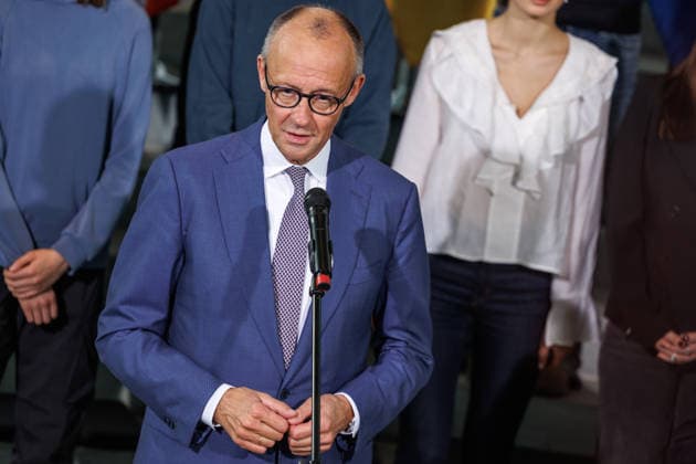 Austausch der Ratifizierungsurkunden des Kensington Vertrags durch den Bundeskanzler Friedrich Merz (CDU) und den Premierminister des Vereinigten Königreichs Großbritannien und Nordirland, Andrew Burnham Austausch der Ratifizierungsurkunden des Kensington Vertrags durch den Bundeskanzler Friedrich Merz (CDU) und den Premierminister des Vereinigten Königreichs Großbritannien und Nordirland, Andrew Burnham in Berlin am 08.10.2026. Berlin Berlin Deutschland Bundeskanzleramt