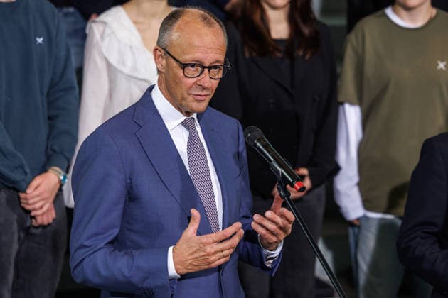 Austausch der Ratifizierungsurkunden des Kensington Vertrags durch den Bundeskanzler Friedrich Merz (CDU) und den Premierminister des Vereinigten Königreichs Großbritannien und Nordirland, Andrew Burnham Austausch der Ratifizierungsurkunden des Kensington Vertrags durch den Bundeskanzler Friedrich Merz (CDU) und den Premierminister des Vereinigten Königreichs Großbritannien und Nordirland, Andrew Burnham in Berlin am 08.10.2026. Berlin Berlin Deutschland Bundeskanzleramt