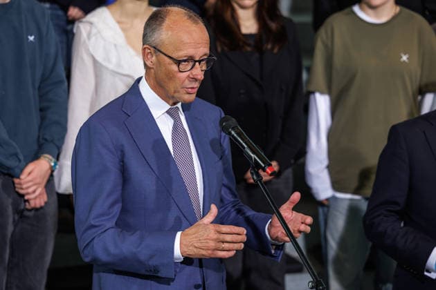 Austausch der Ratifizierungsurkunden des Kensington Vertrags durch den Bundeskanzler Friedrich Merz (CDU) und den Premierminister des Vereinigten Königreichs Großbritannien und Nordirland, Andrew Burnham Austausch der Ratifizierungsurkunden des Kensington Vertrags durch den Bundeskanzler Friedrich Merz (CDU) und den Premierminister des Vereinigten Königreichs Großbritannien und Nordirland, Andrew Burnham in Berlin am 08.10.2026. Berlin Berlin Deutschland Bundeskanzleramt