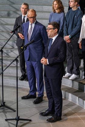 Austausch der Ratifizierungsurkunden des Kensington Vertrags durch den Bundeskanzler Friedrich Merz (CDU) und den Premierminister des Vereinigten Königreichs Großbritannien und Nordirland, Andrew Burnham Austausch der Ratifizierungsurkunden des Kensington Vertrags durch den Bundeskanzler Friedrich Merz (CDU) und den Premierminister des Vereinigten Königreichs Großbritannien und Nordirland, Andrew Burnham in Berlin am 08.10.2026. Berlin Berlin Deutschland Bundeskanzleramt