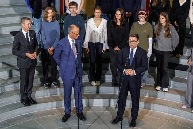Austausch der Ratifizierungsurkunden des Kensington Vertrags durch den Bundeskanzler Friedrich Merz (CDU) und den Premierminister des Vereinigten Königreichs Großbritannien und Nordirland, Andrew Burnham Austausch der Ratifizierungsurkunden des Kensington Vertrags durch den Bundeskanzler Friedrich Merz (CDU) und den Premierminister des Vereinigten Königreichs Großbritannien und Nordirland, Andrew Burnham in Berlin am 08.10.2026. Berlin Berlin Deutschland Bundeskanzleramt