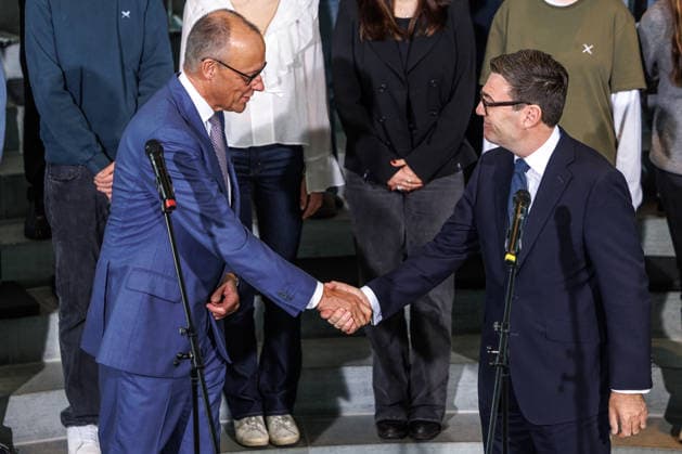 Austausch der Ratifizierungsurkunden des Kensington Vertrags durch den Bundeskanzler Friedrich Merz (CDU) und den Premierminister des Vereinigten Königreichs Großbritannien und Nordirland, Andrew Burnham Austausch der Ratifizierungsurkunden des Kensington Vertrags durch den Bundeskanzler Friedrich Merz (CDU) und den Premierminister des Vereinigten Königreichs Großbritannien und Nordirland, Andrew Burnham in Berlin am 08.10.2026. Berlin Berlin Deutschland Bundeskanzleramt
