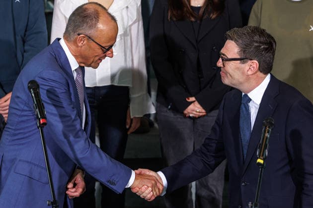 Austausch der Ratifizierungsurkunden des Kensington Vertrags durch den Bundeskanzler Friedrich Merz (CDU) und den Premierminister des Vereinigten Königreichs Großbritannien und Nordirland, Andrew Burnham Austausch der Ratifizierungsurkunden des Kensington Vertrags durch den Bundeskanzler Friedrich Merz (CDU) und den Premierminister des Vereinigten Königreichs Großbritannien und Nordirland, Andrew Burnham in Berlin am 08.10.2026. Berlin Berlin Deutschland Bundeskanzleramt