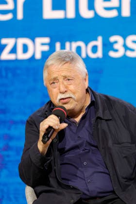 Frankfurt Impressionen 08.10.2026 Die 78. Frankfurter Buchmesse bietet für vieles eine Bühne hier Literaturbühne ARD BR Büchermagazin Wolf Biermann: Löscht das Feuer mit Benzin. Tagebücher. Über Verbot, Ausbürgerung und Mauerfall Moderation: Knut Cordsen Frankfurt (Main) Hessen Deutschland