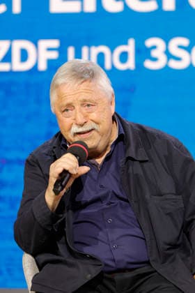Frankfurt Impressionen 08.10.2026 Die 78. Frankfurter Buchmesse bietet für vieles eine Bühne hier Literaturbühne ARD BR Büchermagazin Wolf Biermann: Löscht das Feuer mit Benzin. Tagebücher. Über Verbot, Ausbürgerung und Mauerfall Moderation: Knut Cordsen Frankfurt (Main) Hessen Deutschland