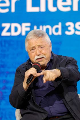 Frankfurt Impressionen 08.10.2026 Die 78. Frankfurter Buchmesse bietet für vieles eine Bühne hier ARD BR Büchermagazin Wolf Biermann: Löscht das Feuer mit Benzin. Tagebücher. Über Verbot, Ausbürgerung und Mauerfall Moderation: Knut Cordsen Frankfurt (Main) Hessen Deutschland