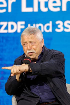 Frankfurt Impressionen 08.10.2026 Die 78. Frankfurter Buchmesse bietet für vieles eine Bühne hier ARD BR Büchermagazin Wolf Biermann: Löscht das Feuer mit Benzin. Tagebücher. Über Verbot, Ausbürgerung und Mauerfall Moderation: Knut Cordsen Frankfurt (Main) Hessen Deutschland
