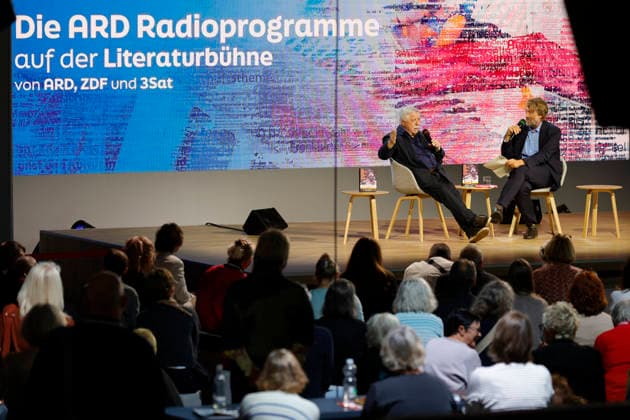 Frankfurt Impressionen 08.10.2026 Die 78. Frankfurter Buchmesse bietet für vieles eine Bühne hier Literaturbühne ARD BR Büchermagazin Wolf Biermann: Löscht das Feuer mit Benzin. Tagebücher. Über Verbot, Ausbürgerung und Mauerfall Moderation: Knut Cordsen Frankfurt (Main) Hessen Deutschland