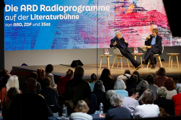 Frankfurt Impressionen 08.10.2026 Die 78. Frankfurter Buchmesse bietet für vieles eine Bühne hier ARD BR Büchermagazin Wolf Biermann: Löscht das Feuer mit Benzin. Tagebücher. Über Verbot, Ausbürgerung und Mauerfall Moderation: Knut Cordsen Frankfurt (Main) Hessen Deutschland