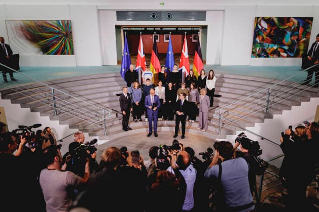 (L-R) Friedrich Merz (CDU), Bundeskanzler, und Andrew Burnham, Premierminister von Grossbritannien, aufgenommen im Rahmen des Austausches der Ratifizierungsurkunden des Kensington Vertrags in Berlin, 08.10.2026. Berlin Deutschland Copyright: xFlorianxGaertnerx
