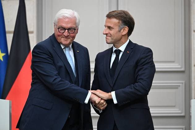 French President Emmanuel Macron and German President Frank Walter Steinmeier during a signing ceremony and joint press conference at the Élysée Palace in Paris, France, October 8, 2026. Signing of an agreement between the French government and the German government regarding the Franco-German Youth Office. Eric Tschaen Pool Bestimage. French President Emmanuel Macron and German President Frank Walter Steinmeier during a signing ceremony and joint press conference at the Élysée Palace in Paris, France, on October 8, 2026 The French and German governments signed an agreement regarding the Franco-German Youth Office Paris, France  Copyright: xEricxTschaenx xPoolx xBestimagexEricxTschaenx xPoolx xBestimagex