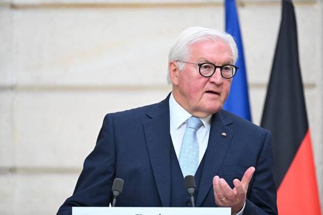 The President of the French Republic and the President of the Federal Republic of Germany, Frank-Walter Steinmeier, during a signing ceremony and a joint press conference at the Élysée Palace in Paris, France, October 8, 2026. Signing of an agreement between the French government and the German government regarding the Franco-German Youth Office. Eric Tschaen Pool Bestimage. French President and German President Frank Walter Steinmeier during a signing ceremony and joint press conference at the Élysée Palace in Paris, France, on October 8, 2026 The French and German governments signed an agreement regarding the Franco-German Youth Office Paris, France  Copyright: xEricxTschaenx xPoolx xBestimagexEricxTschaenx xPoolx xBestimagex