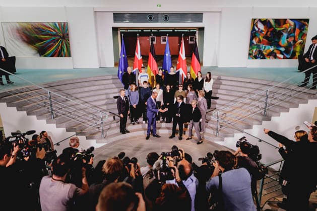 (L-R) Friedrich Merz (CDU), Bundeskanzler, und Andrew Burnham, Premierminister von Grossbritannien, aufgenommen im Rahmen des Austausches der Ratifizierungsurkunden des Kensington Vertrags in Berlin, 08.10.2026. Berlin Deutschland Copyright: xFlorianxGaertnerx