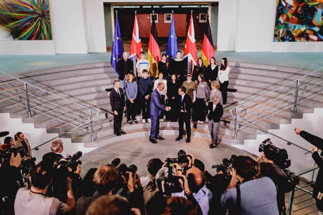 (L-R) Friedrich Merz (CDU), Bundeskanzler, und Andrew Burnham, Premierminister von Grossbritannien, aufgenommen im Rahmen des Austausches der Ratifizierungsurkunden des Kensington Vertrags in Berlin, 08.10.2026. Berlin Deutschland Copyright: xFlorianxGaertnerx