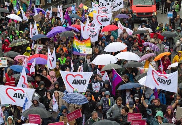08.10.2026, Sozialstaatsdemonstration in Kiel Unter dem Motto Demokratie sichern - Zusammenhalt stärken haben die Wohlfahrtsverbände in Kiel zur Demonstration aufgerufen. Etwa 5000 Teilnehmer zogen nach der Eröffnungskundgebung vom Kieler Rathausplatz über den Düsternbrooker Weg zum Kieler Landeshaus Kiel Düsternbrooker Weg Schleswig-Holstein Deutschland