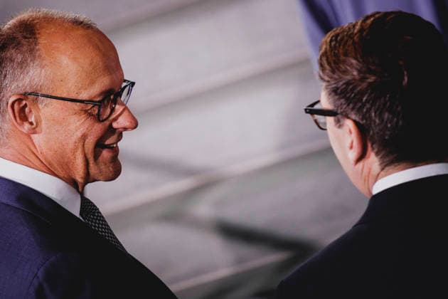 (L-R) Friedrich Merz (CDU), Bundeskanzler, und Andrew Burnham, Premierminister von Grossbritannien, aufgenommen im Rahmen eines Statements in Berlin, 08.10.2026. Berlin Deutschland Copyright: xFlorianxGaertnerx