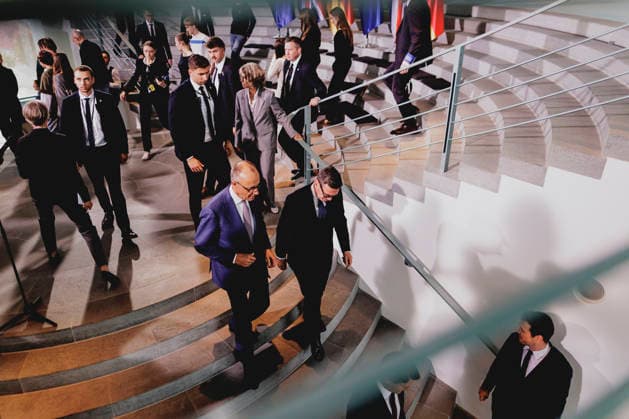 (L-R) Friedrich Merz (CDU), Bundeskanzler, und Andrew Burnham, Premierminister von Grossbritannien, aufgenommen nach einem Statement in Berlin, 08.10.2026. Berlin Deutschland Copyright: xFlorianxGaertnerx