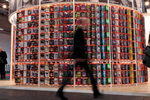 08.10.2026, Frankfurt am Main, DEU, Frankfurter Buchmesse. Besucher Laufen am Stand von Knaur vorbei