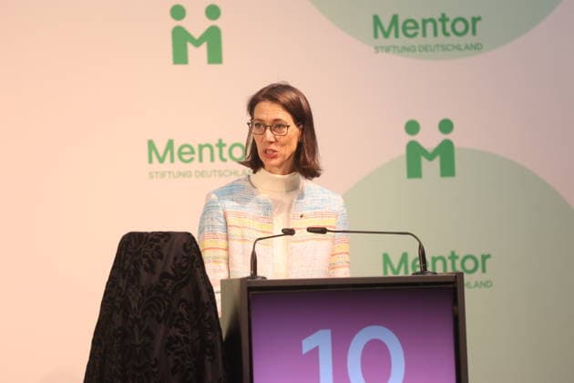 Königin Silvia von Schweden verleiht Preis auf der Insel Mainau Konstanz Mainau, 0810.2026 Ihre Majestät Königin Silvia von Schweden verleiht bei einem Festakt zum 10-jährigen Jubiläum der Mentor Stiftung Deutschland den Metorpreis Im Baden- Württemberg Germany Copyright: xMatthiasxGränzdörferx