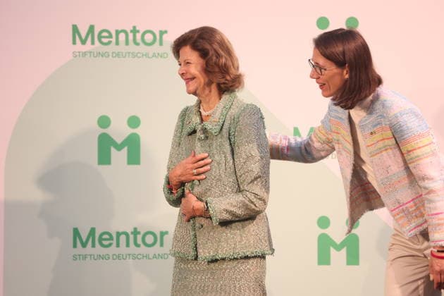 Königin Silvia von Schweden verleiht Preis auf der Insel Mainau Konstanz Mainau, 0810.2026 Ihre Majestät Königin Silvia von Schweden verleiht bei einem Festakt zum 10-jährigen Jubiläum der Mentor Stiftung Deutschland den Metorpreis Im Baden- Württemberg Germany Copyright: xMatthiasxGränzdörferx