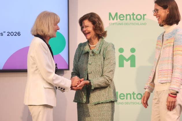 Königin Silvia von Schweden verleiht Preis auf der Insel Mainau Konstanz Mainau, 0810.2026 Ihre Majestät Königin Silvia von Schweden verleiht bei einem Festakt zum 10-jährigen Jubiläum der Mentor Stiftung Deutschland den Metorpreis Im Baden- Württemberg Germany Copyright: xMatthiasxGränzdörferx