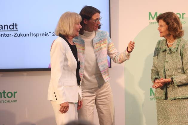 Königin Silvia von Schweden verleiht Preis auf der Insel Mainau Konstanz Mainau, 0810.2026 Ihre Majestät Königin Silvia von Schweden verleiht bei einem Festakt zum 10-jährigen Jubiläum der Mentor Stiftung Deutschland den Metorpreis Im Baden- Württemberg Germany Copyright: xMatthiasxGränzdörferx