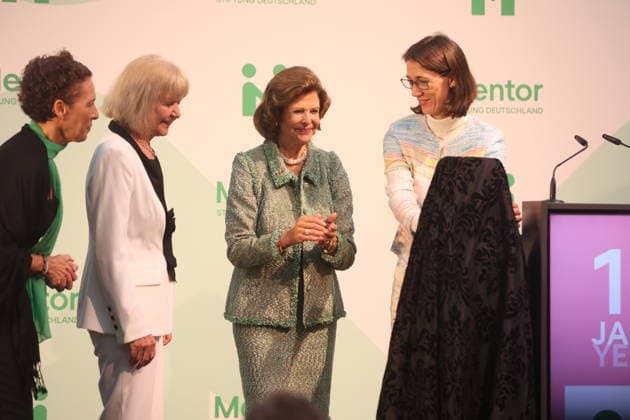 Känigin Silvia von Schweden verleiht Preis auf der Insel Mainau Konstanz Mainau, 0810.2026 Ihre Majestät Königin Silvia von Schweden verleiht bei einem Festakt zum 10-jährigen Jubiläum der Mentor Stiftung Deutschland den Metorpreis. Wärend der Verleiung fiel ihr der Presi herunder und auf die Füße der Preisträgerin. Im Baden- Württemberg Germany Copyright: xMatthiasxGränzdörferx