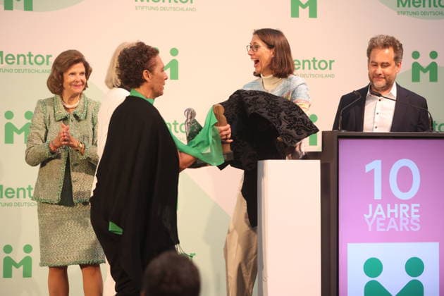 Känigin Silvia von Schweden verleiht Preis auf der Insel Mainau Konstanz Mainau, 0810.2026 Ihre Majestät Königin Silvia von Schweden verleiht bei einem Festakt zum 10-jährigen Jubiläum der Mentor Stiftung Deutschland den Metorpreis. Wärend der Verleiung fiel ihr der Presi herunder und auf die Füße der Preisträgerin. Im Baden- Württemberg Germany Copyright: xMatthiasxGränzdörferx