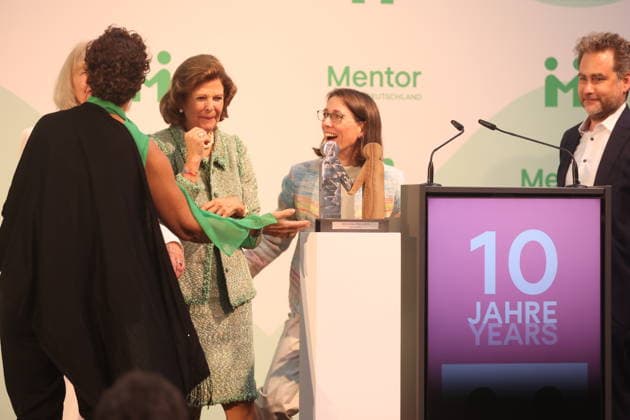 Känigin Silvia von Schweden verleiht Preis auf der Insel Mainau Konstanz Mainau, 0810.2026 Ihre Majestät Königin Silvia von Schweden verleiht bei einem Festakt zum 10-jährigen Jubiläum der Mentor Stiftung Deutschland den Metorpreis. Wärend der Verleiung fiel ihr der Presi herunder und auf die Füße der Preisträgerin. Im Baden- Württemberg Germany Copyright: xMatthiasxGränzdörferx