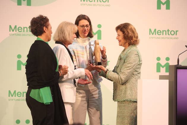 Känigin Silvia von Schweden verleiht Preis auf der Insel Mainau Konstanz Mainau, 0810.2026 Ihre Majestät Königin Silvia von Schweden verleiht bei einem Festakt zum 10-jährigen Jubiläum der Mentor Stiftung Deutschland den Metorpreis. Wärend der Verleiung fiel ihr der Presi herunder und auf die Füße der Preisträgerin. Im Baden- Württemberg Germany Copyright: xMatthiasxGränzdörferx