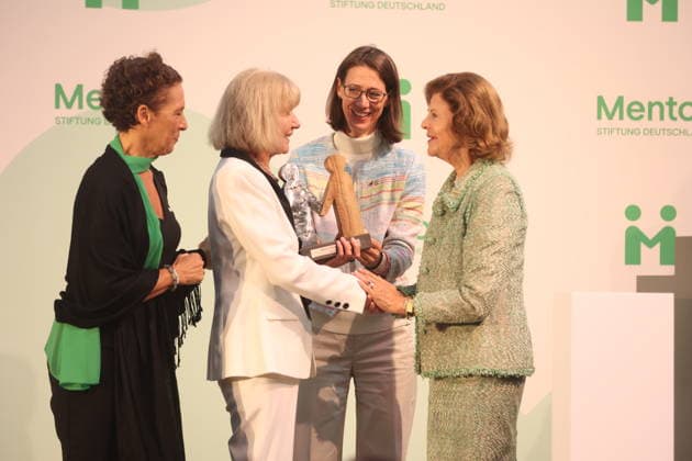 Känigin Silvia von Schweden verleiht Preis auf der Insel Mainau Konstanz Mainau, 0810.2026 Ihre Majestät Königin Silvia von Schweden verleiht bei einem Festakt zum 10-jährigen Jubiläum der Mentor Stiftung Deutschland den Metorpreis. Wärend der Verleiung fiel ihr der Presi herunder und auf die Füße der Preisträgerin. Im Baden- Württemberg Germany Copyright: xMatthiasxGränzdörferx
