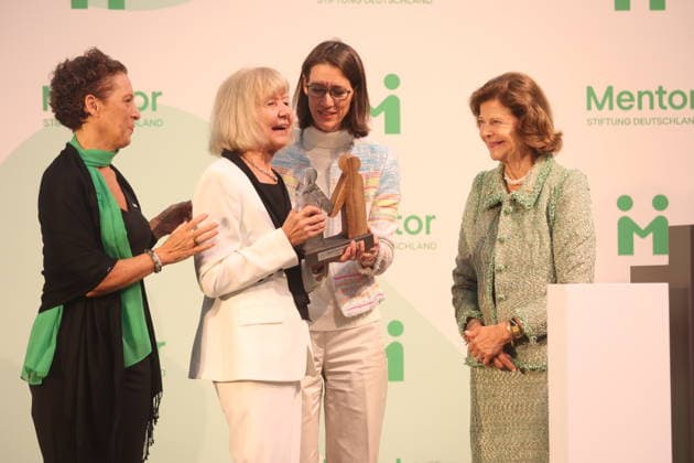 Känigin Silvia von Schweden verleiht Preis auf der Insel Mainau Konstanz Mainau, 0810.2026 Ihre Majestät Königin Silvia von Schweden verleiht bei einem Festakt zum 10-jährigen Jubiläum der Mentor Stiftung Deutschland den Metorpreis. Wärend der Verleiung fiel ihr der Presi herunder und auf die Füße der Preisträgerin. Im Baden- Württemberg Germany Copyright: xMatthiasxGränzdörferx