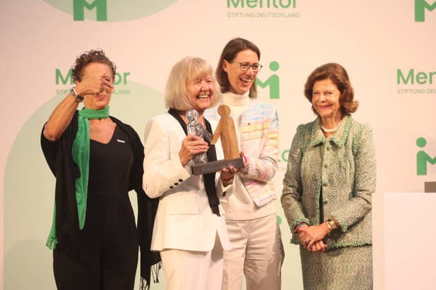 Känigin Silvia von Schweden verleiht Preis auf der Insel Mainau Konstanz Mainau, 0810.2026 Ihre Majestät Königin Silvia von Schweden verleiht bei einem Festakt zum 10-jährigen Jubiläum der Mentor Stiftung Deutschland den Metorpreis. Wärend der Verleiung fiel ihr der Presi herunder und auf die Füße der Preisträgerin. Im Baden- Württemberg Germany Copyright: xMatthiasxGränzdörferx