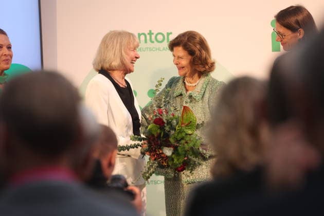 Känigin Silvia von Schweden verleiht Preis auf der Insel Mainau Konstanz Mainau, 0810.2026 Ihre Majestät Königin Silvia von Schweden verleiht bei einem Festakt zum 10-jährigen Jubiläum der Mentor Stiftung Deutschland den Metorpreis. Wärend der Verleiung fiel ihr der Presi herunder und auf die Füße der Preisträgerin. Im Baden- Württemberg Germany Copyright: xMatthiasxGränzdörferx