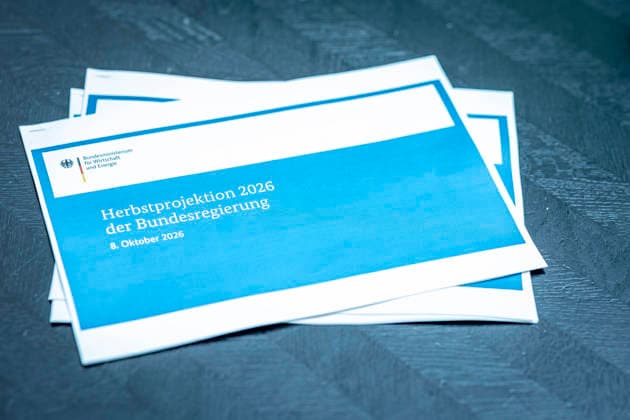 Katherina Reiche, Bundesministerin fuer Wirtschaft und Energie, stellt die Herbstprojektion 2026 der Bundesregierung im Rahmen einer Bundespressekonferenz vor, in Berlin, 08.10.2026. Berlin Deutschland Copyright: xYonaxElsnerx