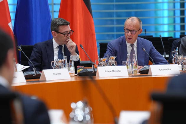 Reginonales Wirtschaftsforum mit Bundeskanzler Merz und britischen Premierminister Andrew Burnham Bundeskanzler Friedrich Merz und Andrew Burnham der Premierminister des Vereinigten Königreichs Großbritannien und Nordirland beim Auftakt des gemeinsamen regionalen Wirtschaftsforum im Bundeskanzleramt, 08.10.2026 Berlin Berlin Deutschland