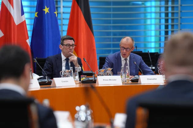 Reginonales Wirtschaftsforum mit Bundeskanzler Merz und britischen Premierminister Andrew Burnham Bundeskanzler Friedrich Merz und Andrew Burnham der Premierminister des Vereinigten Königreichs Großbritannien und Nordirland beim Auftakt des gemeinsamen regionalen Wirtschaftsforum im Bundeskanzleramt, 08.10.2026 Berlin Berlin Deutschland