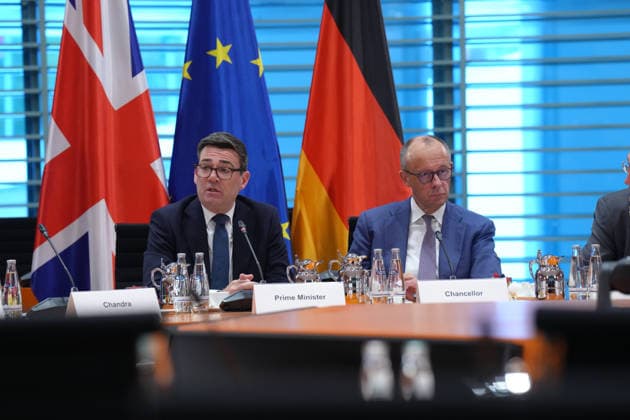 Reginonales Wirtschaftsforum mit Bundeskanzler Merz und britischen Premierminister Andrew Burnham Bundeskanzler Friedrich Merz gemeinsam mit Andrew Burnham dem Premierminister des Vereinigten Königreichs Großbritannien und Nordirland bei ihren einleitenden Worten beim Auftakt des gemeinsamen regionalen Wirtschaftsforum im Bundeskanzleramt, 08.10.2026 Berlin Berlin Deutschland