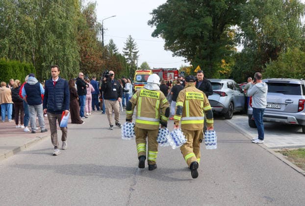Stabbing attack at a primary school in Poland Photo: Wojciech Olkusnik East News Emergency services are seen at the site after a knife attack at the local primary school on October 8, 2026 in the village of Leszczydol-Nowiny in central Poland, approximately 60 km north-east of Warsaw. A 15-year-old school graduate entered the building armed with a knife and fatally stabbed the janitor and wounded two teachers trying to overpower him. According to the police the perpetrator was wearing a helmet with a camera and planned to record the attack. A day earlier a stabbing attack, where nine people were wounded, occurred in a vocational school in the town of Ostroleka, 50 km north of today s site. EN_01685559_0018 