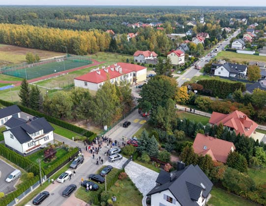Stabbing attack at a primary school in Poland Photo: Wojciech Olkusnik East News A drone picture shows the school and surroundings after a knife attack at the local primary school on October 8, 2026 in the village of Leszczydol-Nowiny in central Poland, approximately 60 km north-east of Warsaw. A 15-year-old school graduate entered the building armed with a knife and fatally stabbed the janitor and wounded two teachers trying to overpower him. According to the police the perpetrator was wearing a helmet with a camera and planned to record the attack. A day earlier a stabbing attack, where nine people were wounded, occurred in a vocational school in the town of Ostroleka, 50 km north of today s site. EN_01685559_0047 