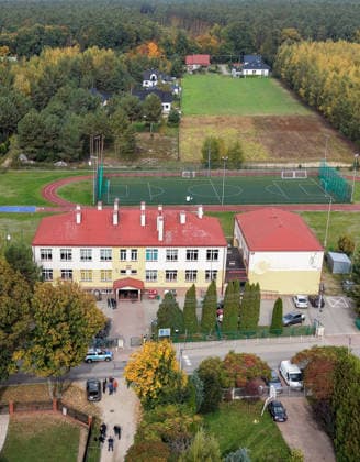 Stabbing attack at a primary school in Poland Photo: Wojciech Olkusnik East News A drone picture shows the school and surroundings after a knife attack at the local primary school on October 8, 2026 in the village of Leszczydol-Nowiny in central Poland, approximately 60 km north-east of Warsaw. A 15-year-old school graduate entered the building armed with a knife and fatally stabbed the janitor and wounded two teachers trying to overpower him. According to the police the perpetrator was wearing a helmet with a camera and planned to record the attack. A day earlier a stabbing attack, where nine people were wounded, occurred in a vocational school in the town of Ostroleka, 50 km north of today s site. EN_01685559_0052 